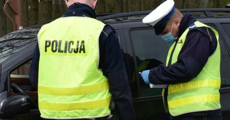 Jechała zygzakiem, a na kolanach trzymała butelkę. Alkomat wskazał "imponującą" wartość