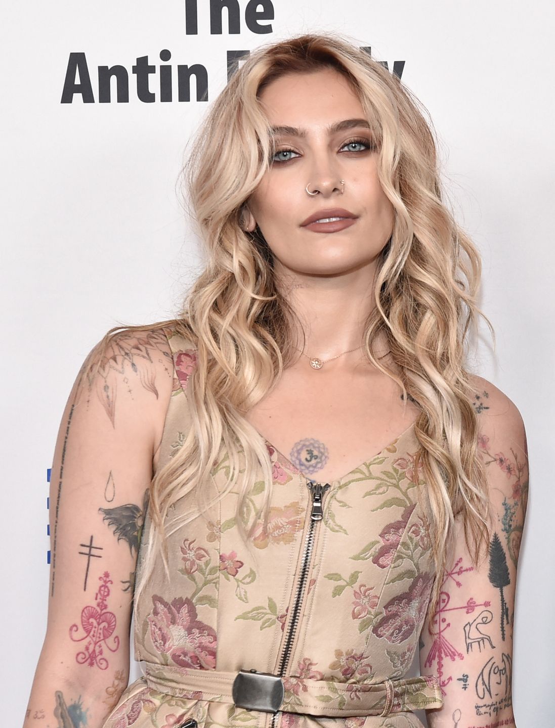 Paris Jackson wdzięczy się z bratem na ściance