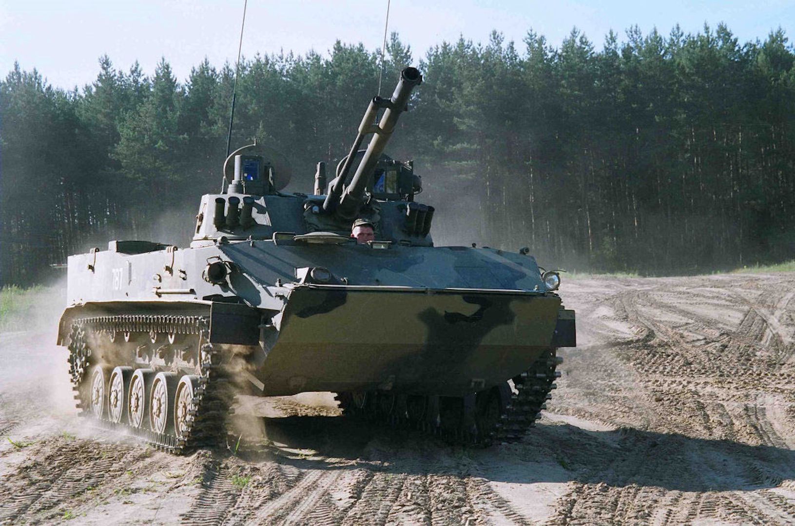 Rosyjski sposób na drony. Chcą użyć 100-mm armat z pojazdów BMD-4