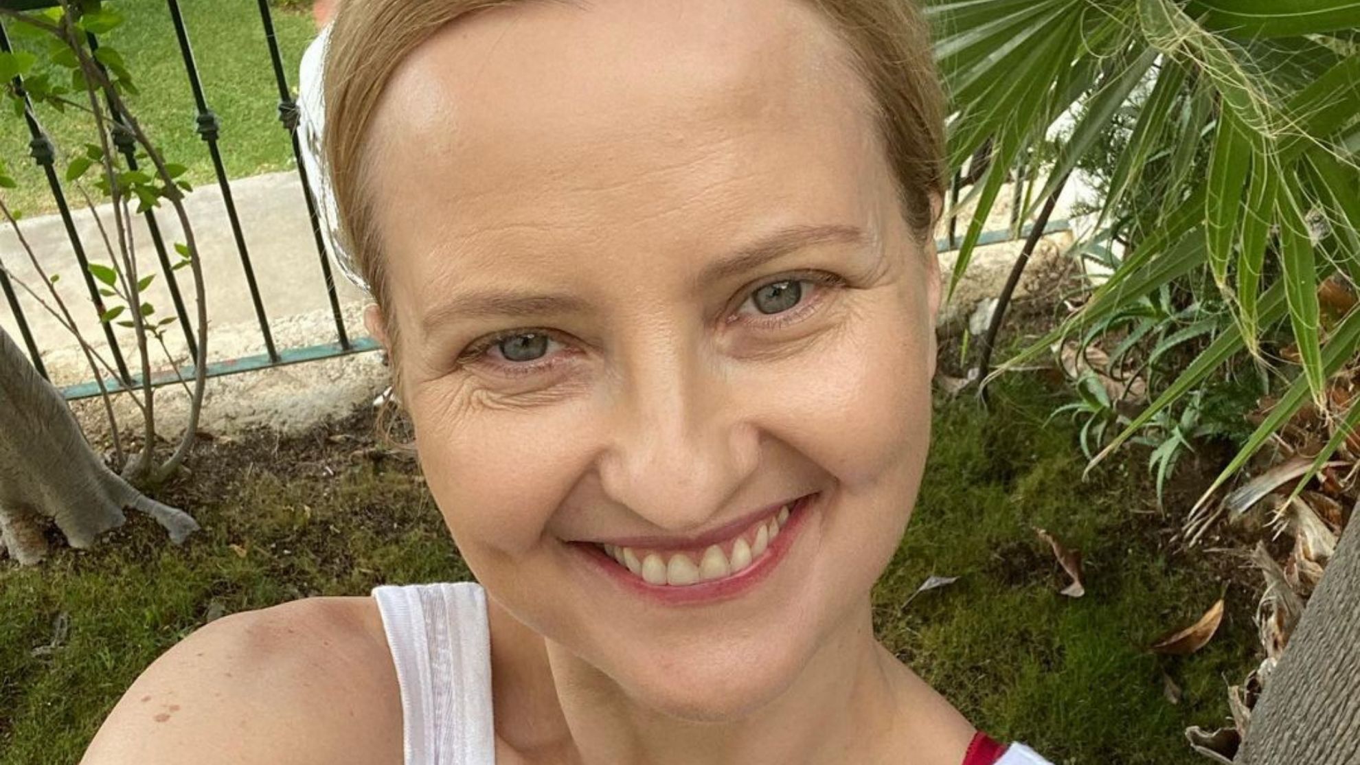 Izabela Kuna pluska się w wodzie z oswobodzonym biustem 