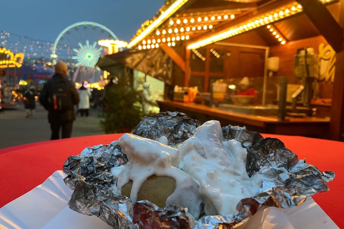 Pyra ze śledziem na poznańskim jarmarku świątecznym