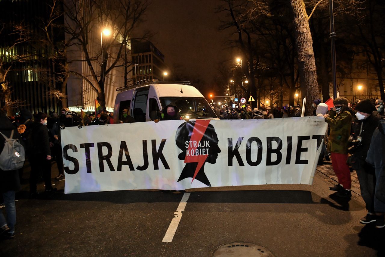 Strajk kobiet. Warszawa protestuje [TRANSMISJA NA ŻYWO]