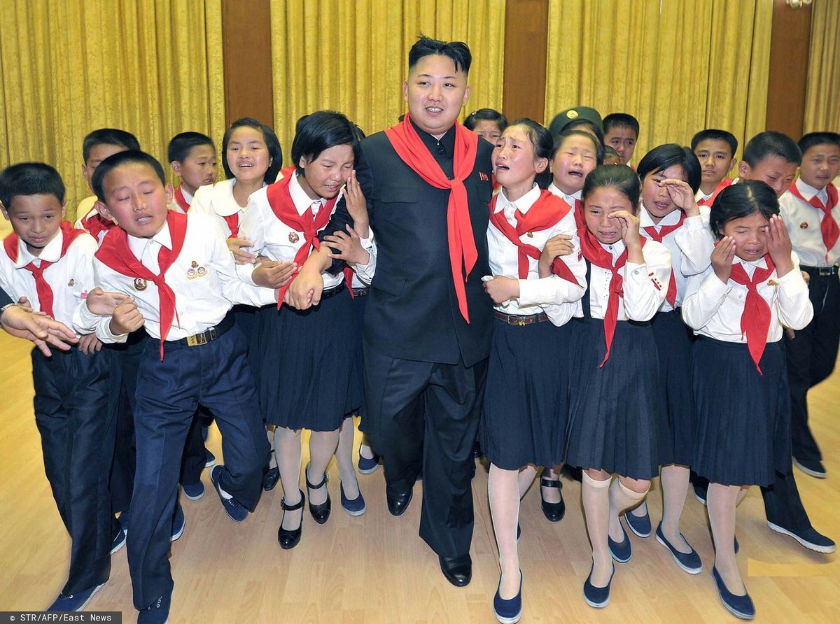 Kim Dzong Un wraz z członkami Koreańskiego Związku Dzieci. Zdjęcie ilustracyjne
