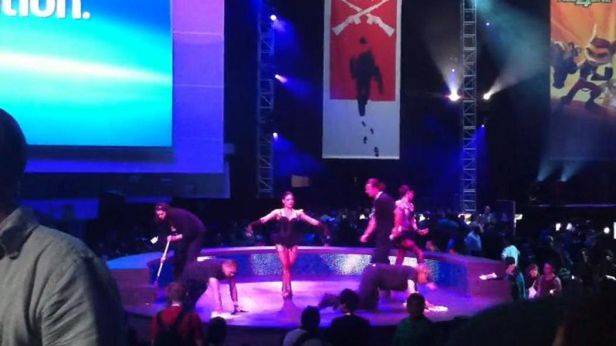 Pokaz PlayStation z tancerkami i sprzątaczem 1