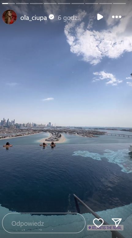Ola Ciupa wygrzewa się na basenie w Dubaju