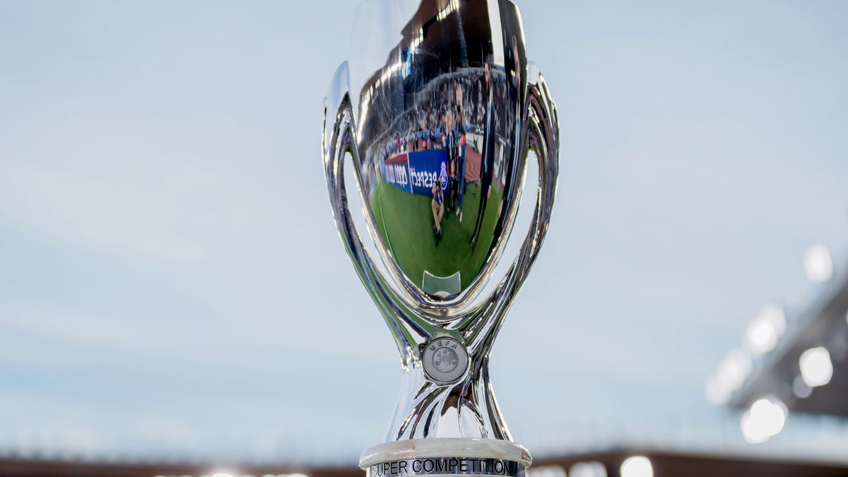 Trofeum za zwycięstwo w Superpucharze UEFA 2022