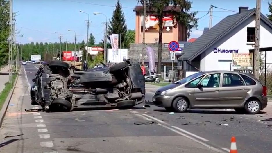 Ostrów Mazowiecka. Sprawca wypadku zbiegł (fot.: ostrowmaz24.pl)