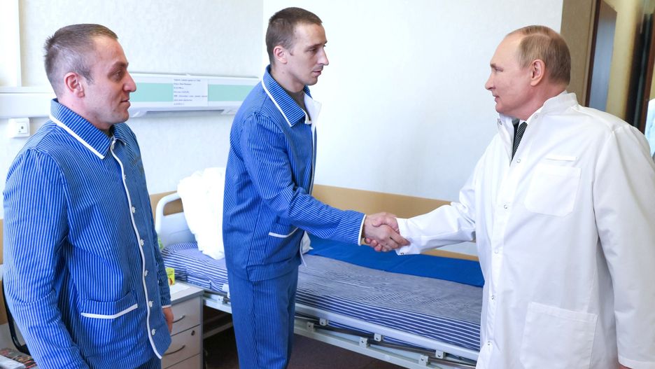 Rosja. Władimir Putin odwiedza w szpitalu żołnierzy rannych na wojnie w Ukrainie.
