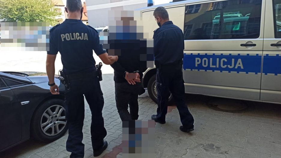 Ostrów Wielkopolski. Zostawili kolegę na przystanku. Mężczyzna zmarł