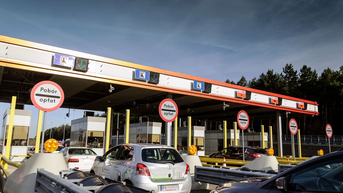 Luzowanie obostrzeń od 12 lutego. Na bramkach na autostradzie mogą tworzyć się korki. (fot. Mariusz Zmysłowski)