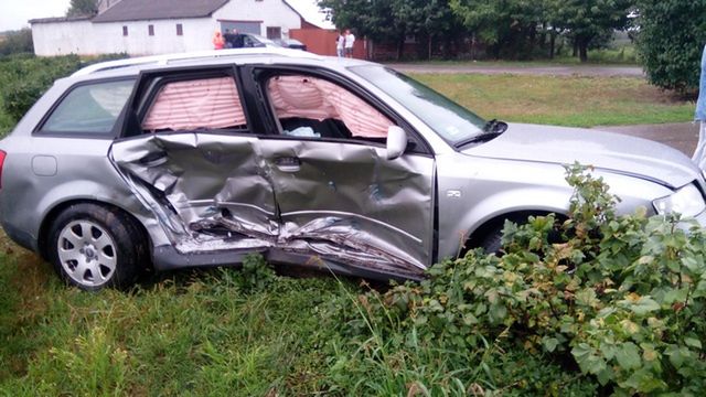 Zderzenie dwóch osobówek na drodze powiatowej
