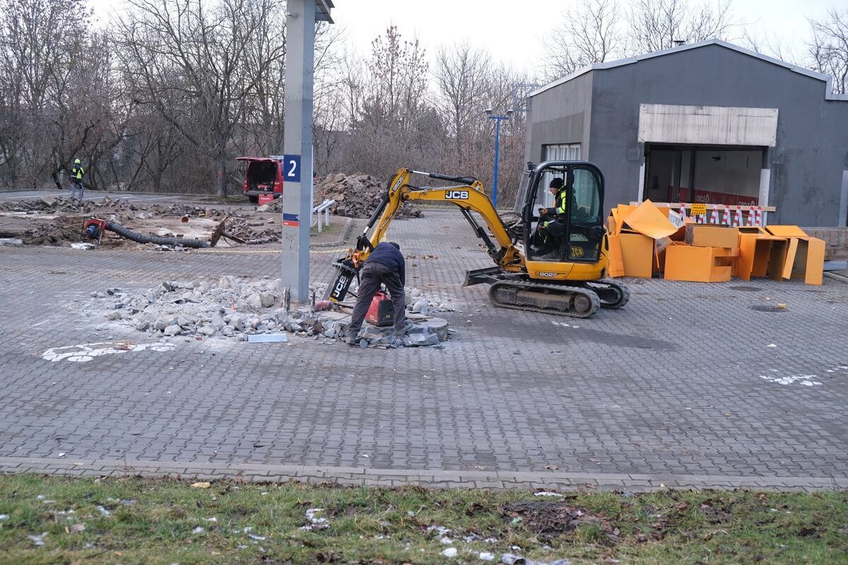 Rozbiórka budynku stacji paliw Circle K przy al. Kraśnickiej w Lublinie
