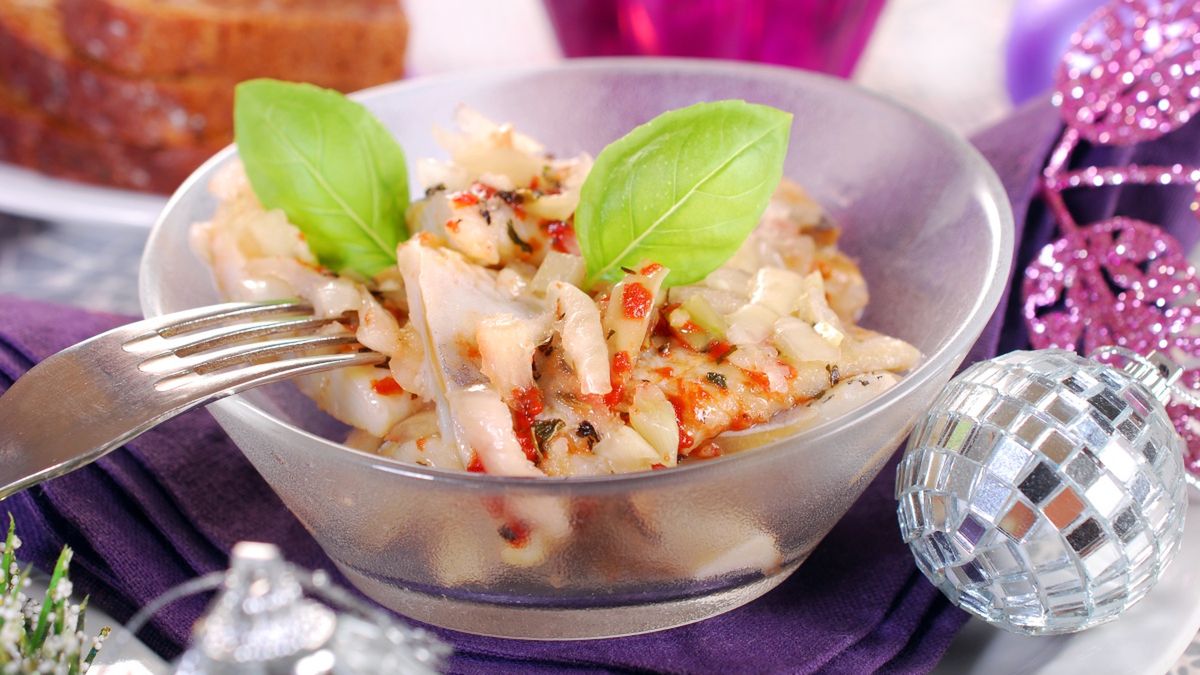 Miseczka śledzi z suszonymi pomidorami