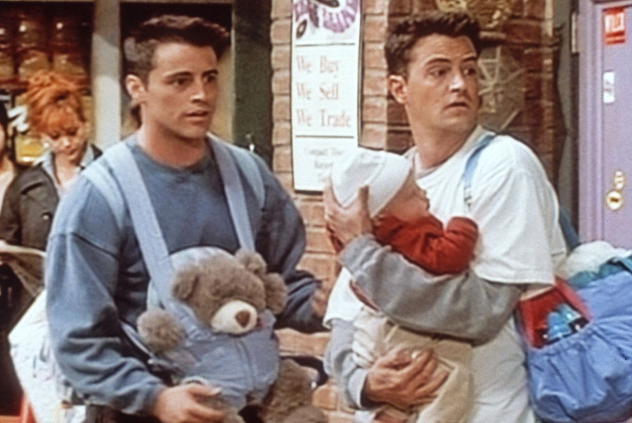 Kadr z serialu "Przyjaciele", USA 1995-1996, Matthew Perry i Matt LeBlanc