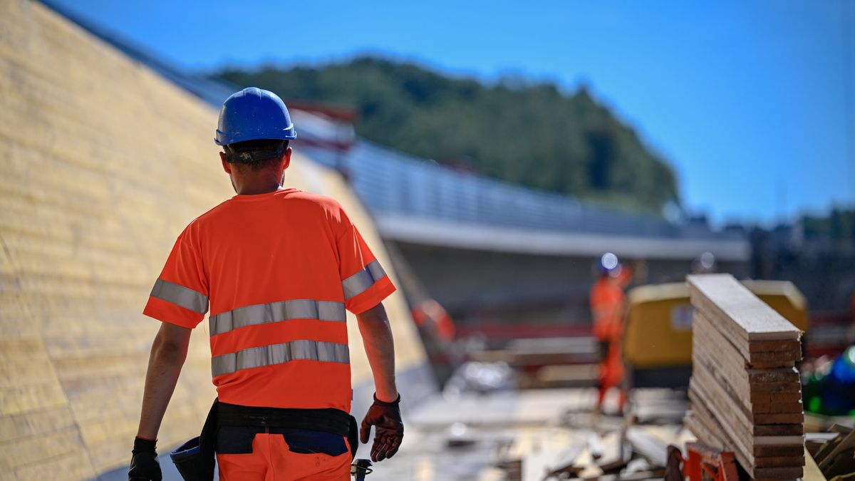 SIEGEM, GERMANY - SEPTEMBER 06: Workers prepare the Eisern viaduct (Talbrücke Eisern9 on the A45 highway for renewal, on September 06, 2023 near Siegen, Germany. Germany is investing heavily in highway expansion and development, which is causing friction between members of the coalition government. While the German Free Democrats (FDP), who head the Transport Ministry, are in favour of strong investment in the highway network, the Greens Party prefer more investment in the national railways. (Photo by Sascha Schuermann/Getty Images)