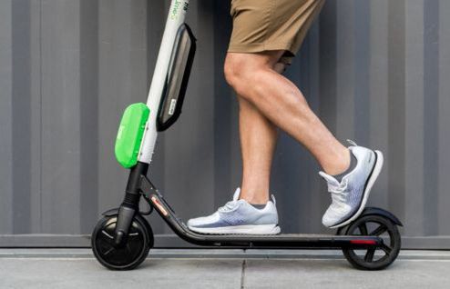 Władze Krakowa rozmawiają z operatorami e-hulajnóg. W tle sprawa pojazdów porzucanych na chodnikach