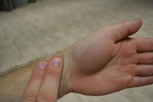 Pomiar tętna – palpacja. Autor: Grzegorz Wichrzycki