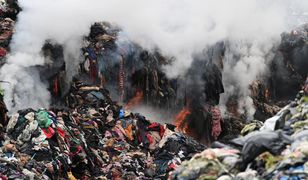 Płonie składowisko tekstyliów w Kamieńcu. Właściciel miał zapłacić ponad 1 mln zł kar