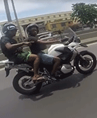 #dziejesiewmoto [272]: zuchwały napad na motocyklistę, symulacja karambolu i pechowy kierowca quada