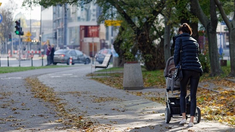 zalegające liście na chodniku