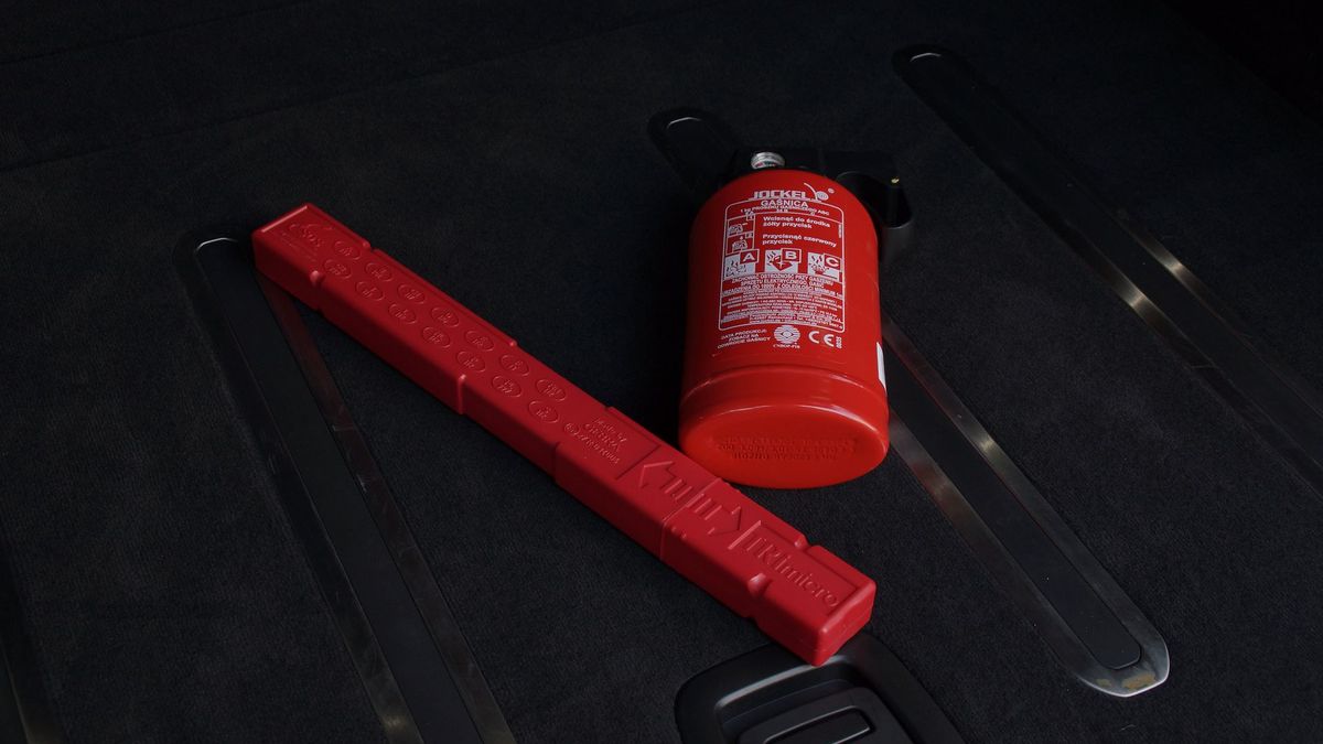 Trójkąt ostrzegawczy i gaśnica