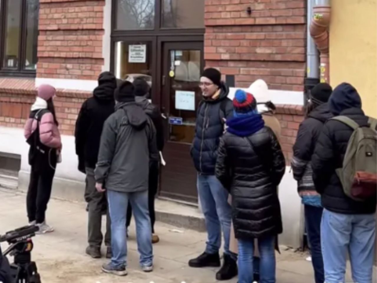 Na drzwiach cukierni powiesili kartkę. Nagranie trafiło do sieci