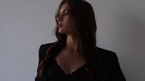 Skradła serce 17-latka. Pracuje u jego rywala