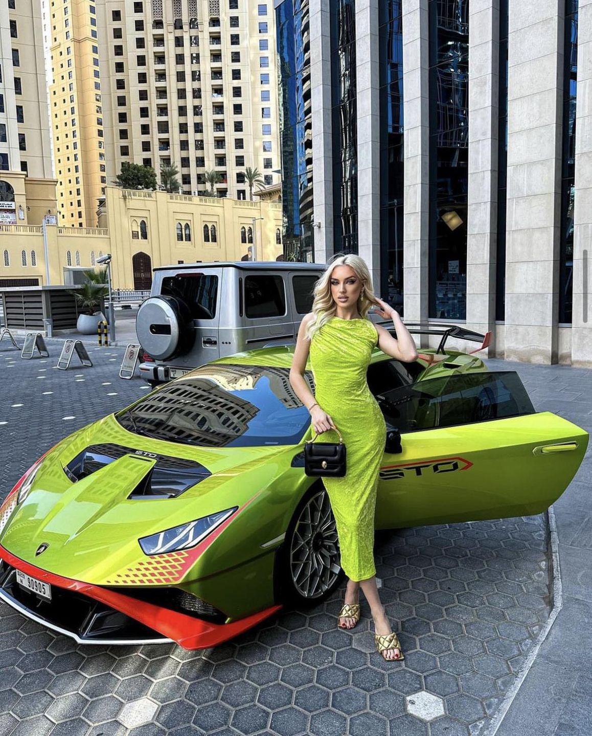 Caroline Derpienski wystrojona w Versace chwali się bogactwem w Dubaju 