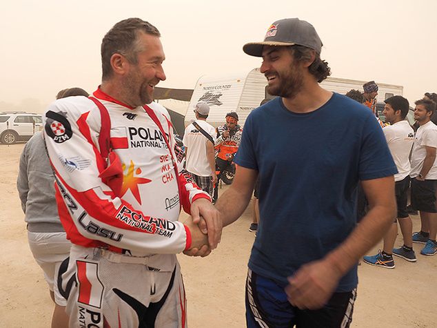 Polak gratuluje tegorocznemu zwycięzcy Abu Dhabi Desert Challenge