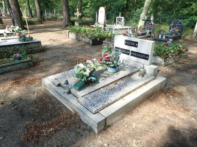 Grób na cmentarzu ewangelickim w miejscowości Czarnolas był mogiłą trzynastu  nieznanych żołnierzy niemieckich. Czterech z nich uda się zidentyfikować
