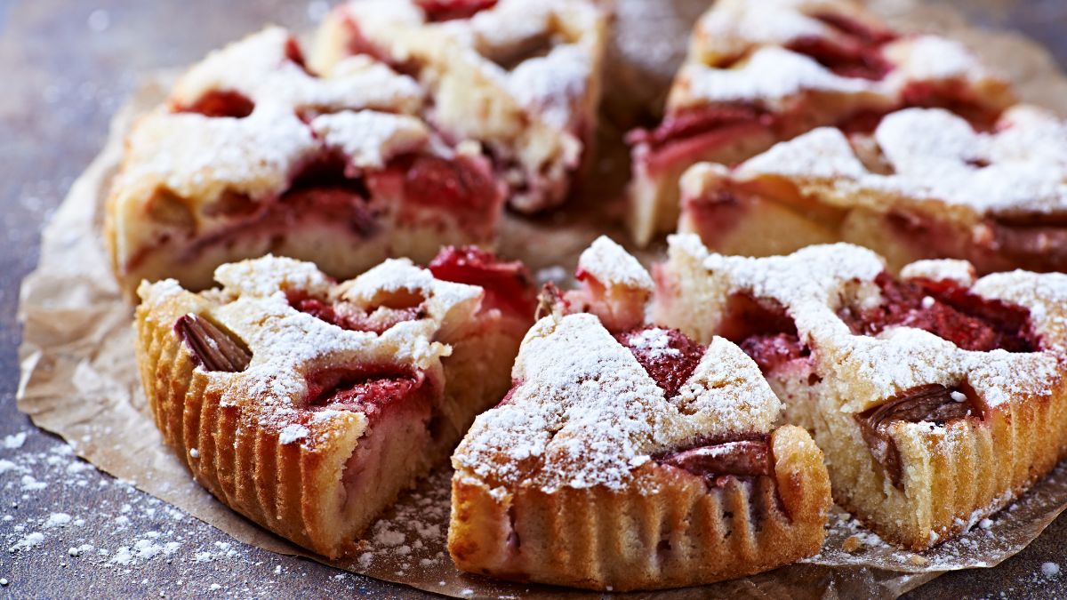 Ciasto z truskawkami i rabarbarem. 