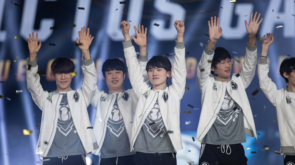 Getty Images /  Hannah Smith/ESPAT Media / Na zdjęciu: radość graczy Invictus Gaming