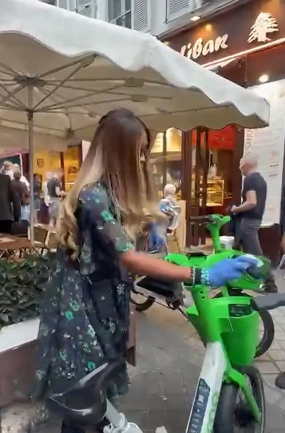 Naomi Campbell w rękawiczkach pruje przez Paryż na rowerze