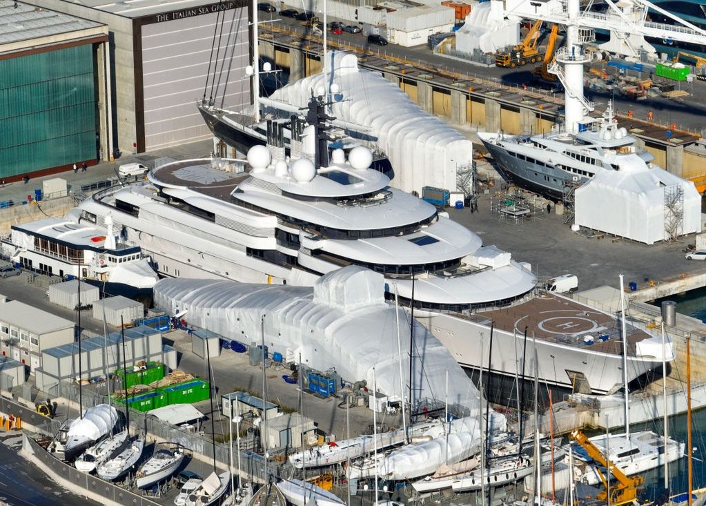 Władze Włoch dokonały oficjalnego aktu zatrzymania luksusowego jachtu "Szeherezada”, stojącego w porcie w Toskanii. 