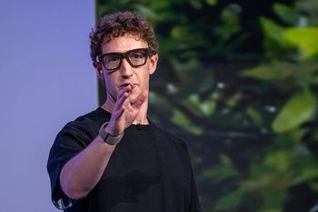 Biją na alarm: zatrzymać rozwój AI. Zuckerberg idzie pod prąd