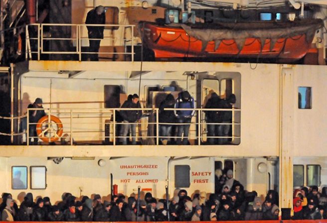 Statek z 970 imigrantami już we Włoszech. "O krok od dramatu"