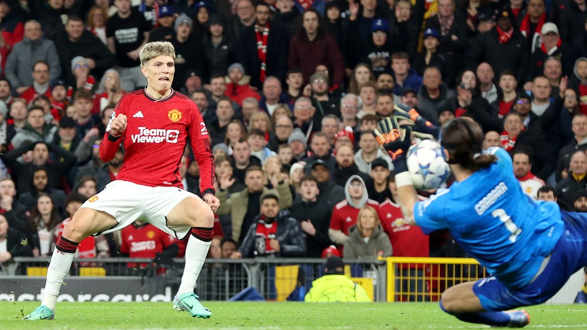 PAP/EPA / PAP/EPA/ADAM VAUGHAN / Kamil Grabara na Old Trafford zaliczył świetny występ