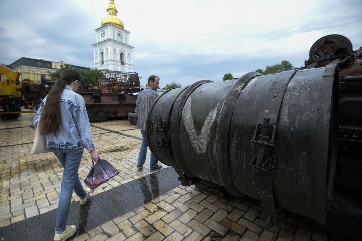 Zniszczone rosyjskie czołgi na ekspozycji w centrum Kijowa 