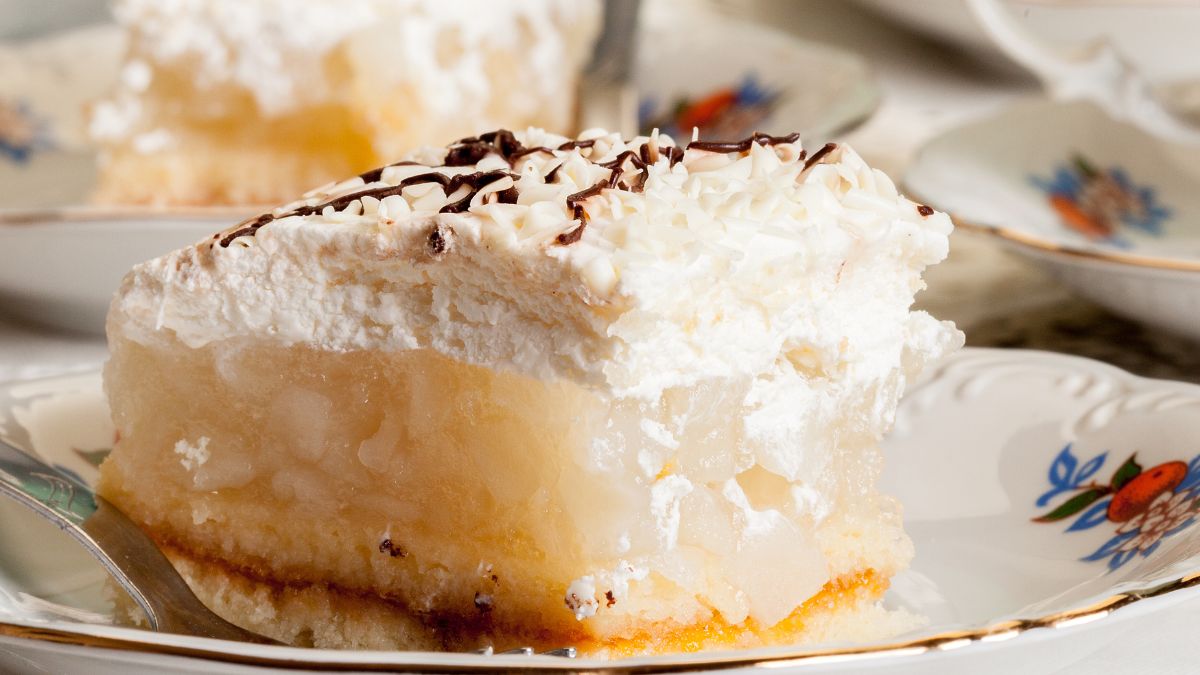 Szarlotka bez pieczenia na galaretce pod śmietanową chmurką