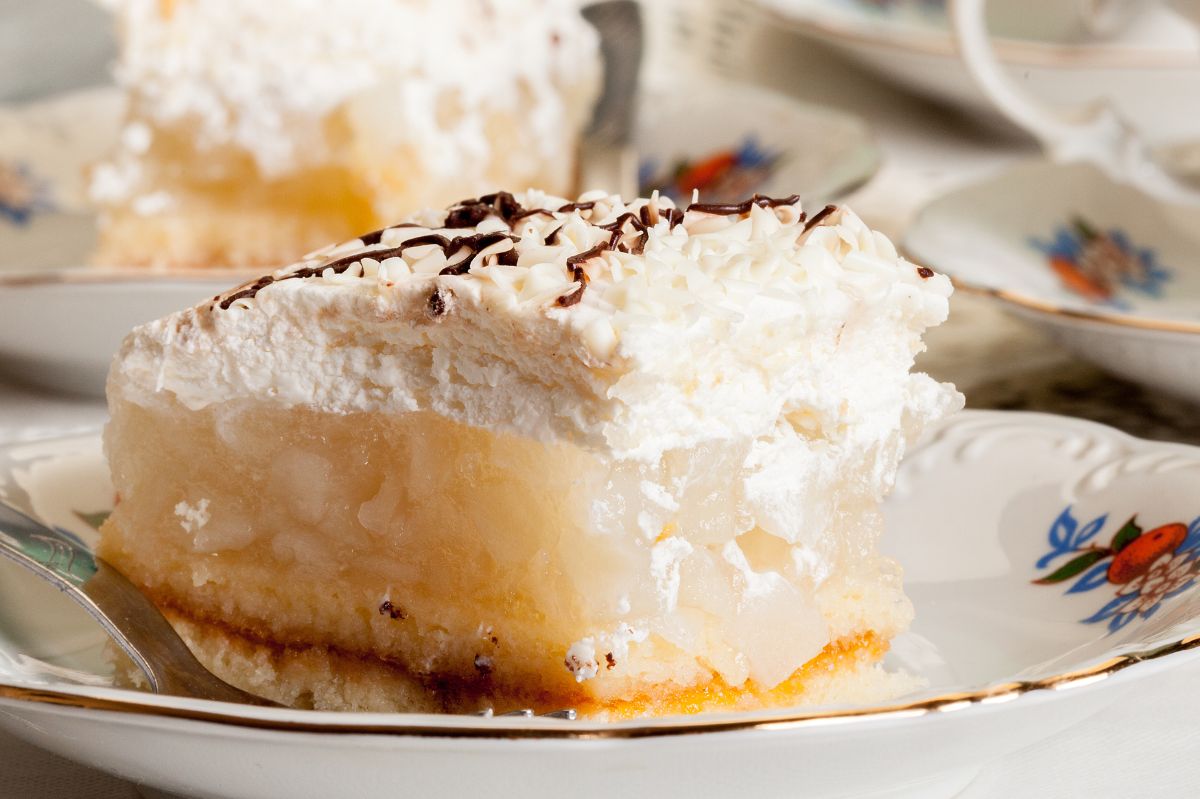 No-bake apple pie with gelatin under a creamy cloud