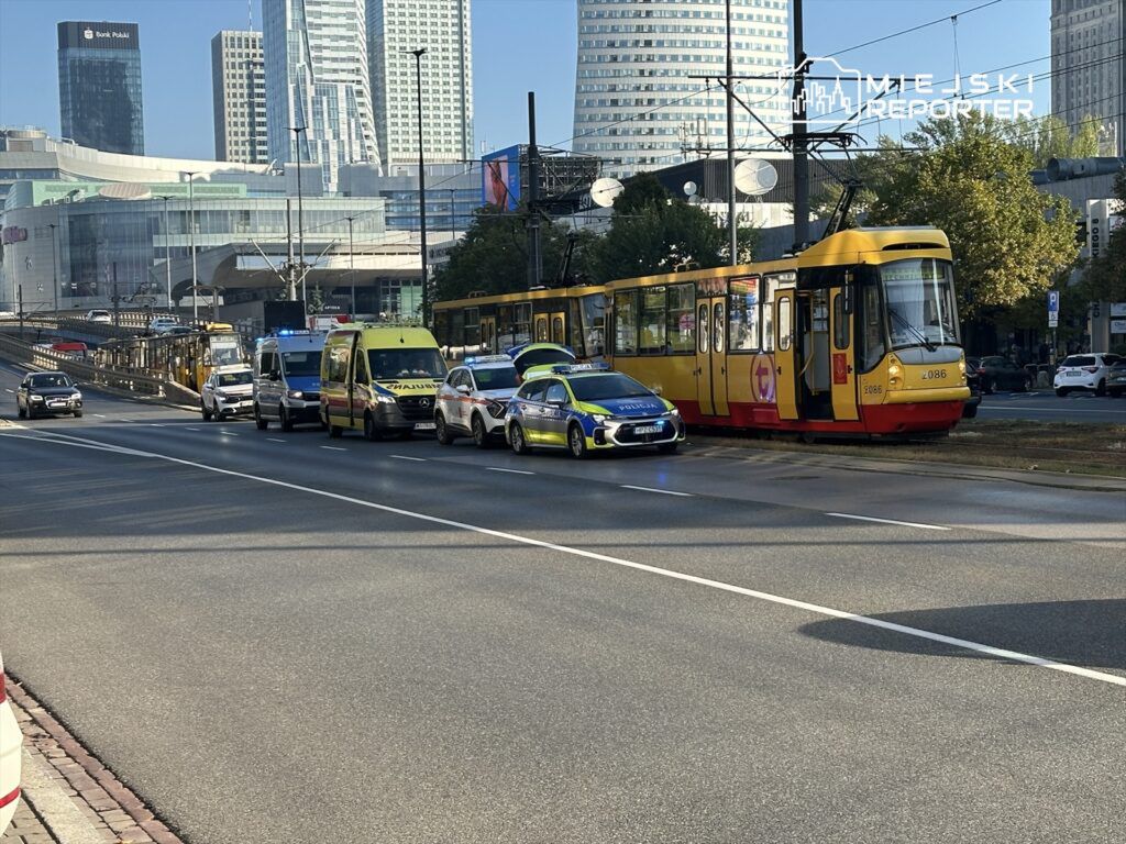 Warszawa: Zderzenie tramwajów w Centrum i uszkodzona sieć na Mokotowie. Poranne utrudnienia w komunikacji