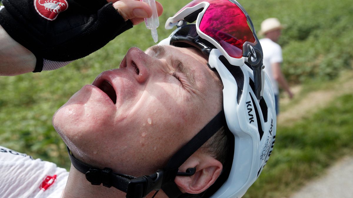 Chris Froome stosuje krople do oczu po tym, jak policja użyła gazu na 16 etapie Tour de France