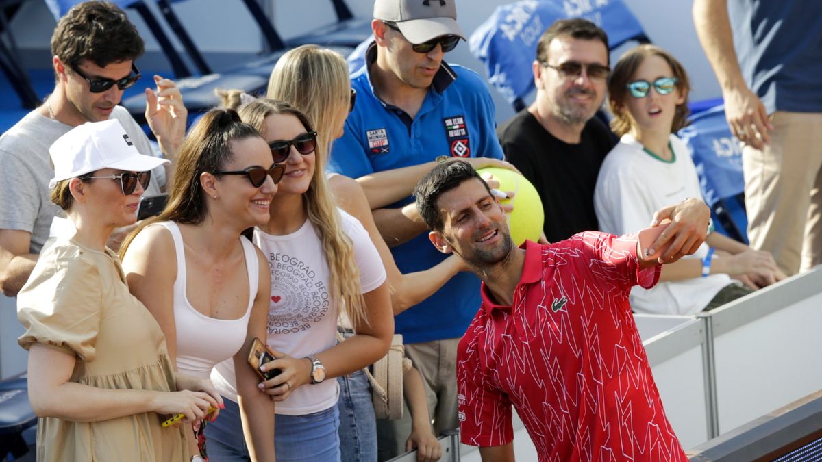 Zdjęcie okładkowe artykułu: PAP/EPA / ANDREJ CUKIC / Na zdjęciu: Novak Djoković cieszy się z wygranej wraz z kibicami