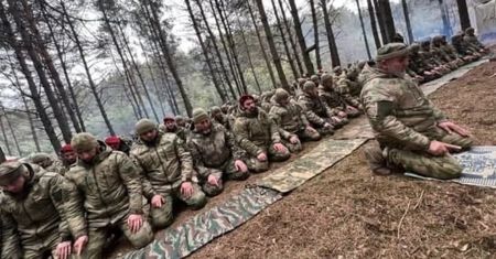 Namaz w lesie. To nie są żołnierze Rosji