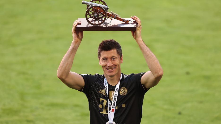 epa09220453 Robert Lewandowski of FC Bayern Muenchen raises the top goalscorer of the season award following the German Bundesliga soccer match between FC Bayern Muenchen and FC Augsburg at Allianz Arena in Munich, Germany, 22 May 2021.  EPA/Alexander Hassenstein / POOL DFL regulations prohibit any use of photographs as image sequences and/or quasi-video. Dostawca: PAP/EPA.