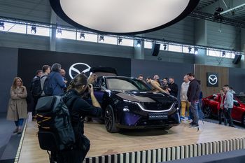 Nowa Mazda pokazana na Poznań Motor Show. 26 cali ekranu, 23 głośniki