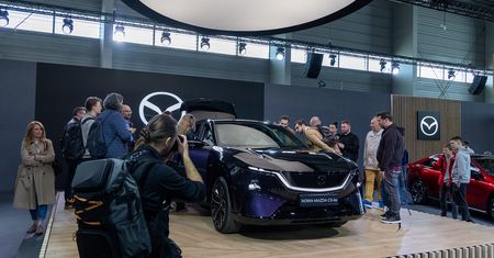 Nowa Mazda pokazana na Poznań Motor Show. 26 cali ekranu, 23 głośniki