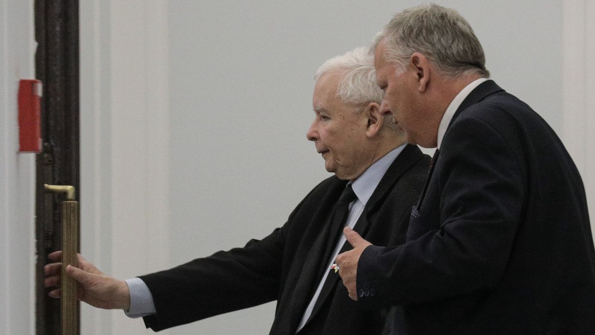 Warszawa 12.05.2022. 54. Posiedzenie Sejmu IX kadencji. Glosowania. N/z Jaroslaw Kaczynski, Marek Suski.