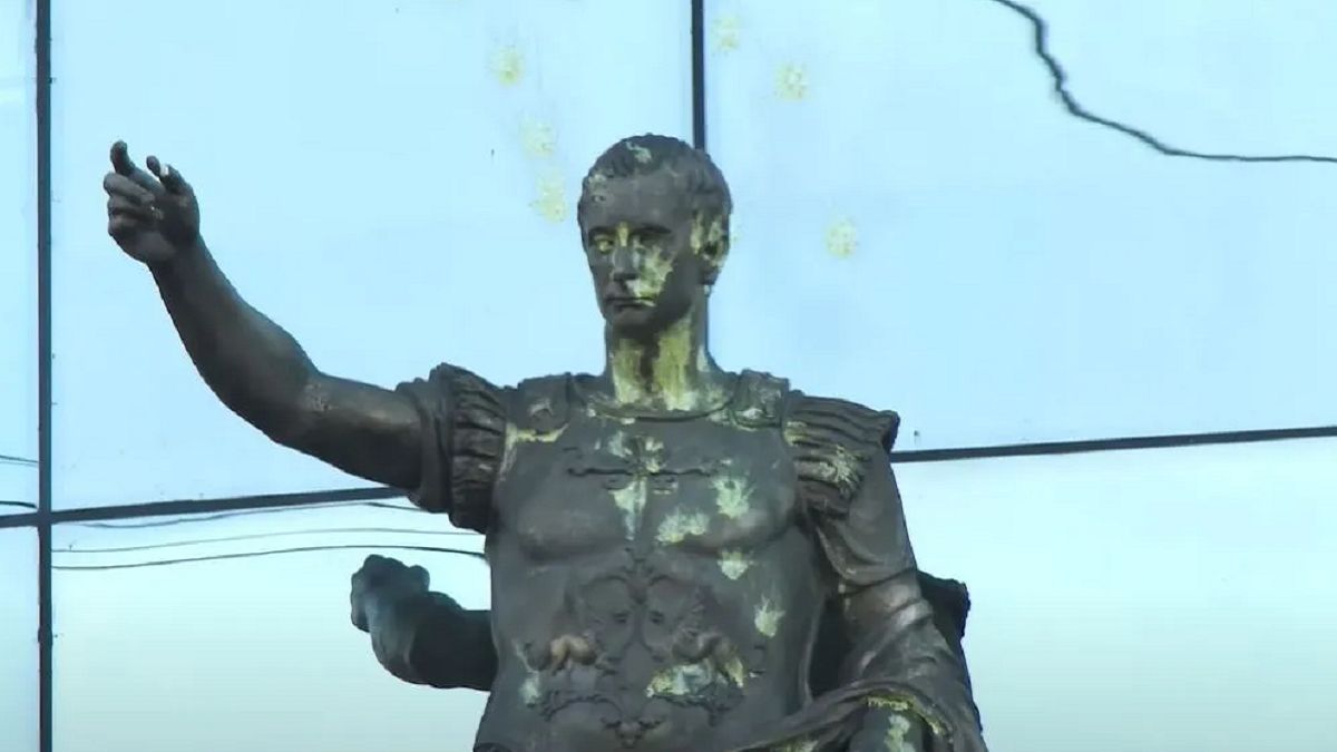 Partyzanci zaatakowali statuę Putina 