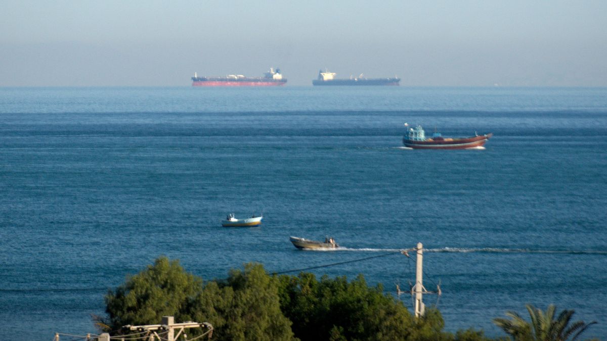 Statki i kontenerowce płynące przez Cieśninie Ormuz (zdjęcie ilu